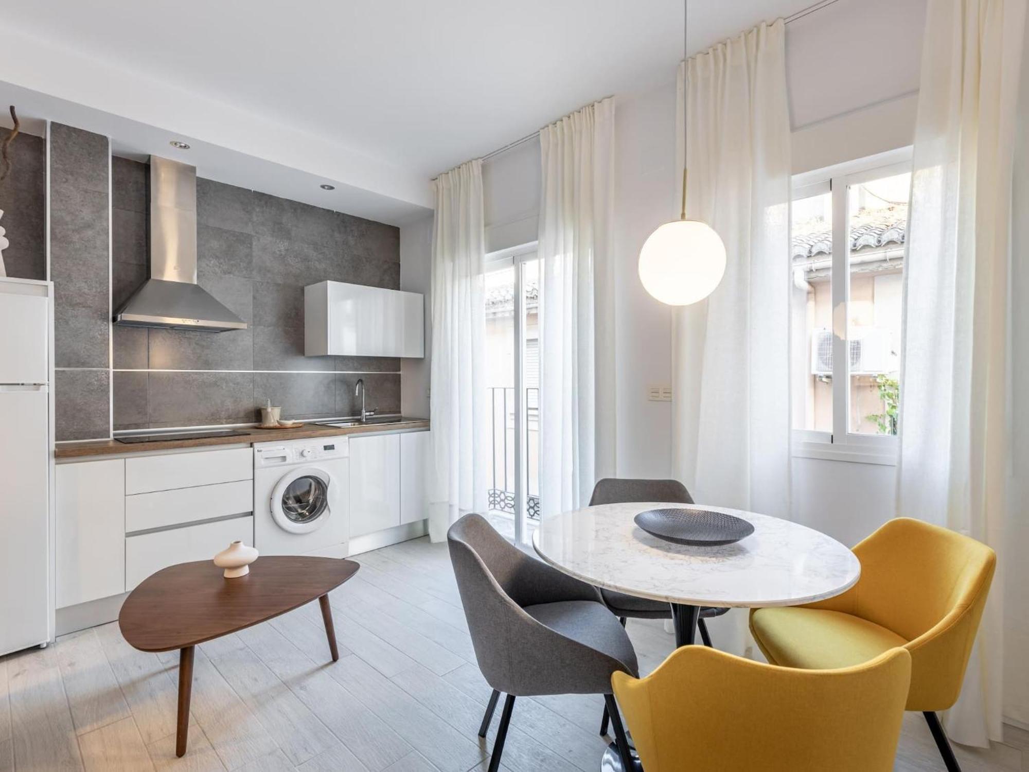 Central Stylish And Elegant 1 & 2 Bedroom Apartments III Granada Bagian luar foto