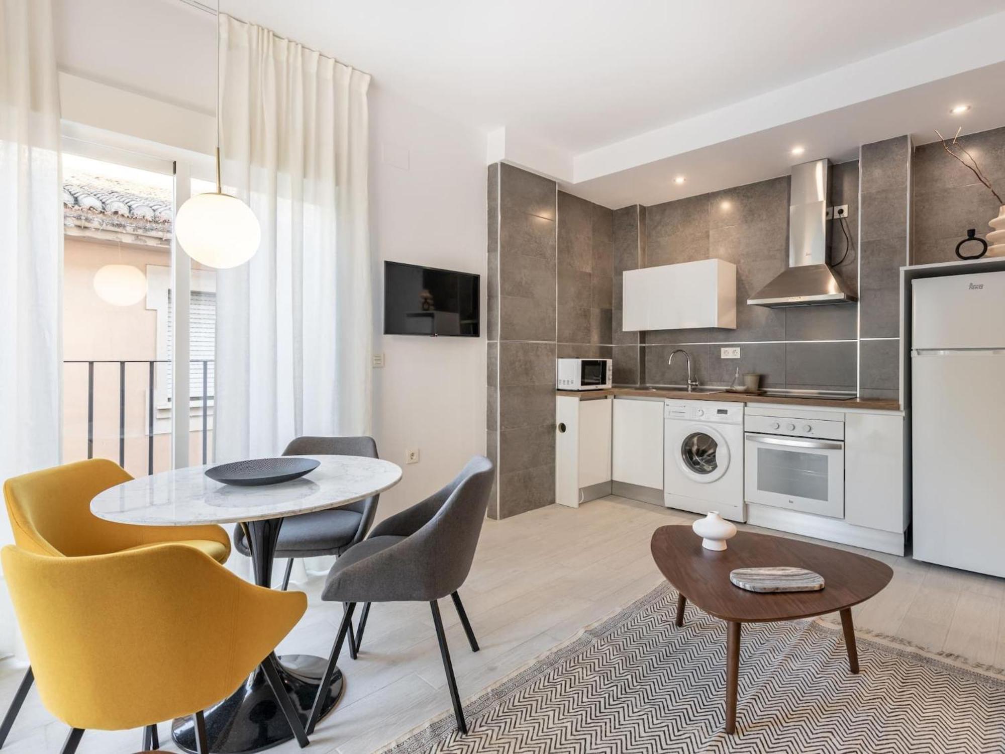 Central Stylish And Elegant 1 & 2 Bedroom Apartments III Granada Bagian luar foto